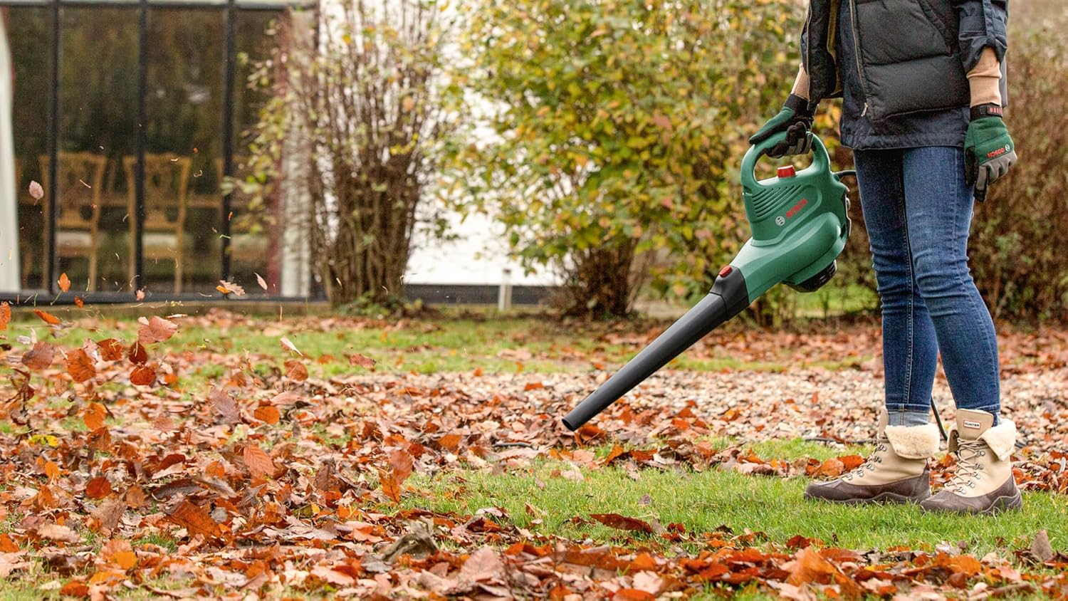 Bosch Aspirateur/Souffleur/Broyeur de Feuilles - UniversalGardenTidy 2300 (2 300 W, Sac de Collecte de 45 L, Vitesse Variable, pour souffler, Aspirer et broyer Les Feuilles)